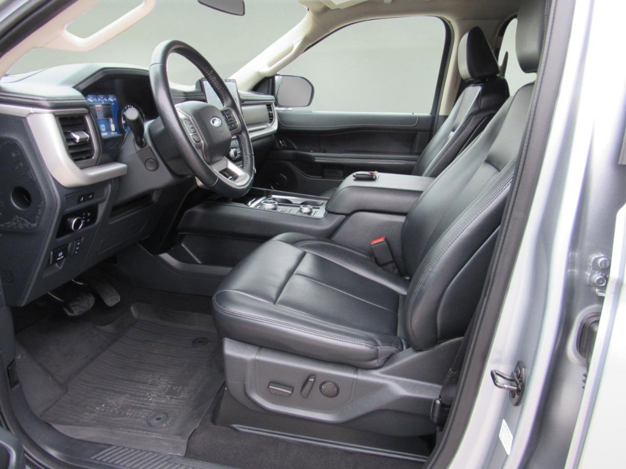 Used 2023 Ford Expedition XLT image 12