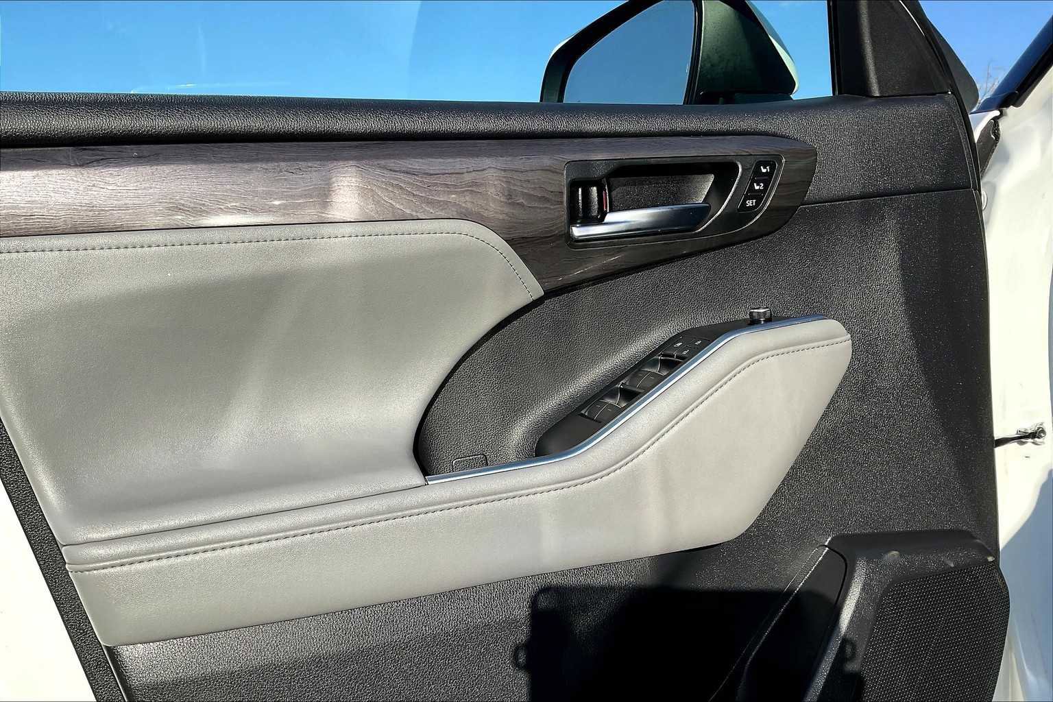 Used 2022 Toyota Highlander Limited image 26