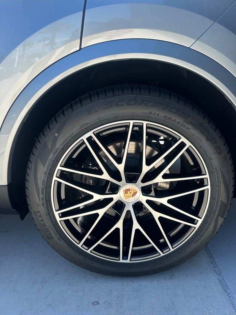 Used 2025 Porsche Cayenne Coupe image 25