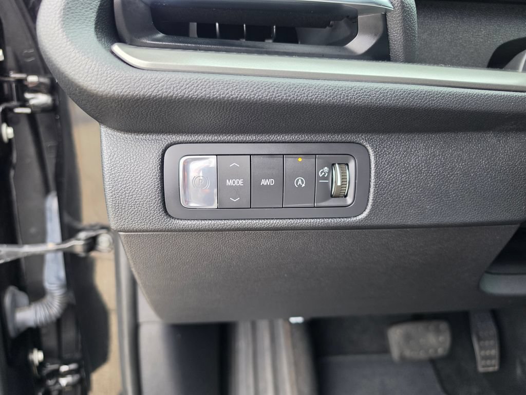 Used 2025 Chevrolet Traverse LT AWD/4WD image 21