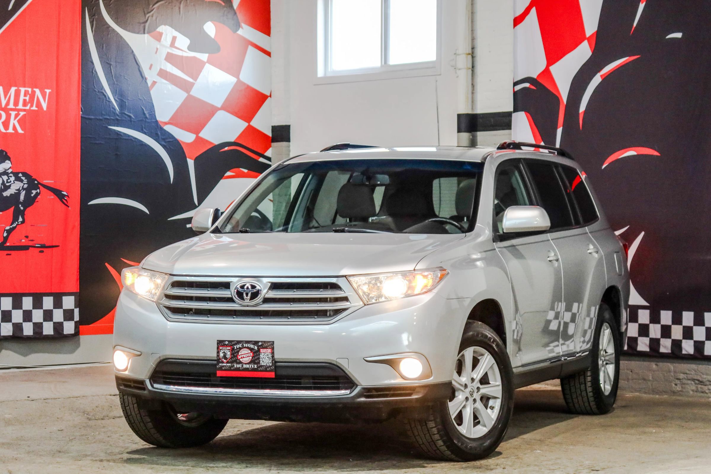 Used 2012 Toyota Highlander SE w/ Tow Pkg image 1