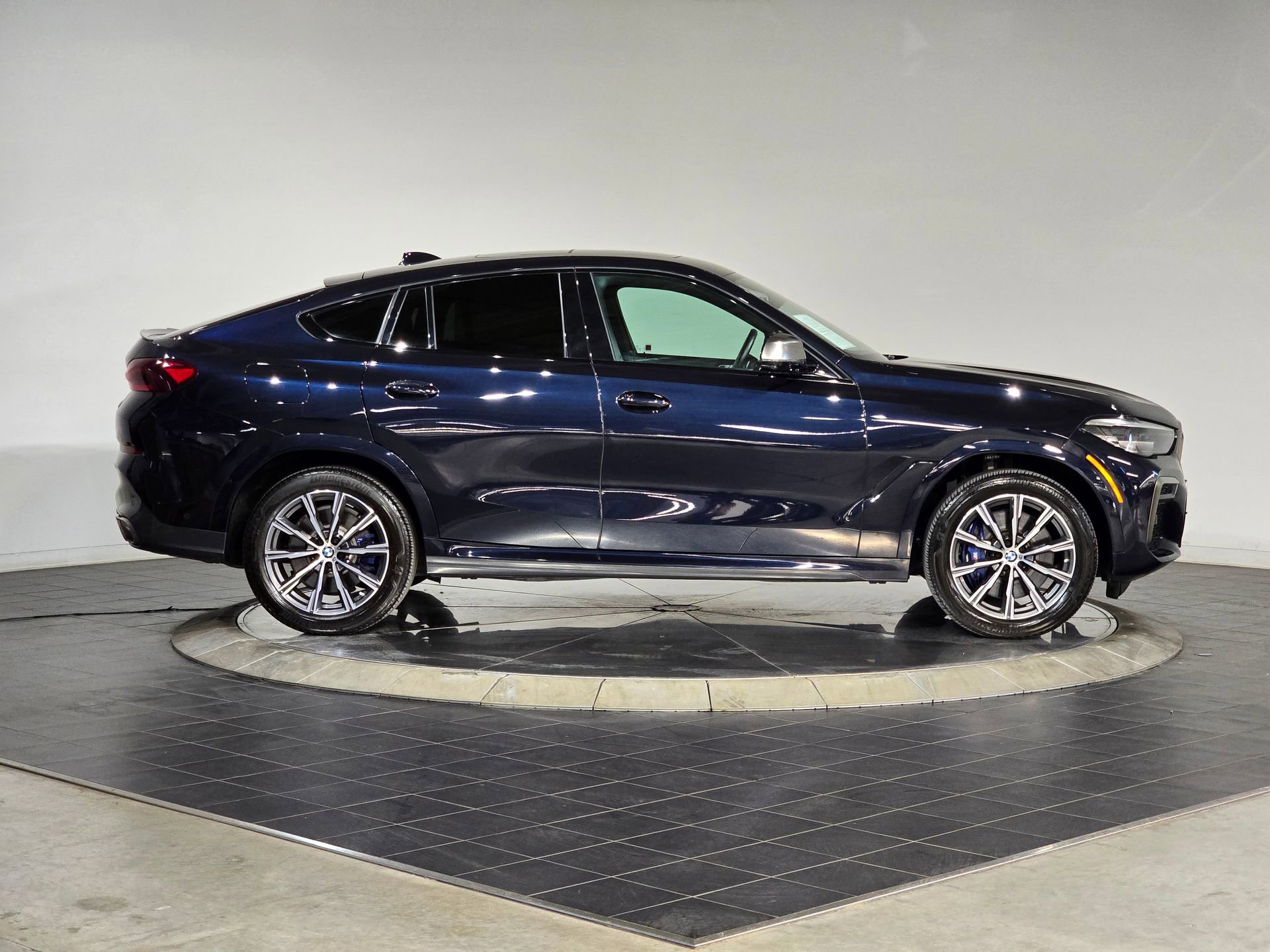 Used 2023 BMW X6 M50i w/ Parking Assistance Package image 15