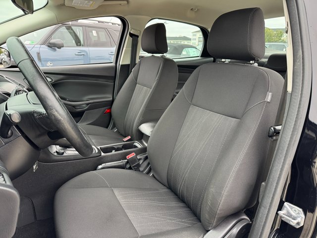 Used 2018 Ford Focus SE w/ SE Appearance Package image 14