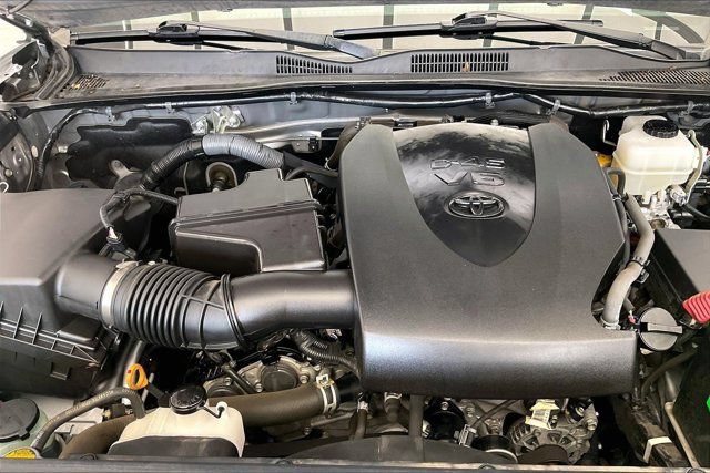 Used 2017 Toyota Tacoma TRD Off-Road AWD/4WD image 9