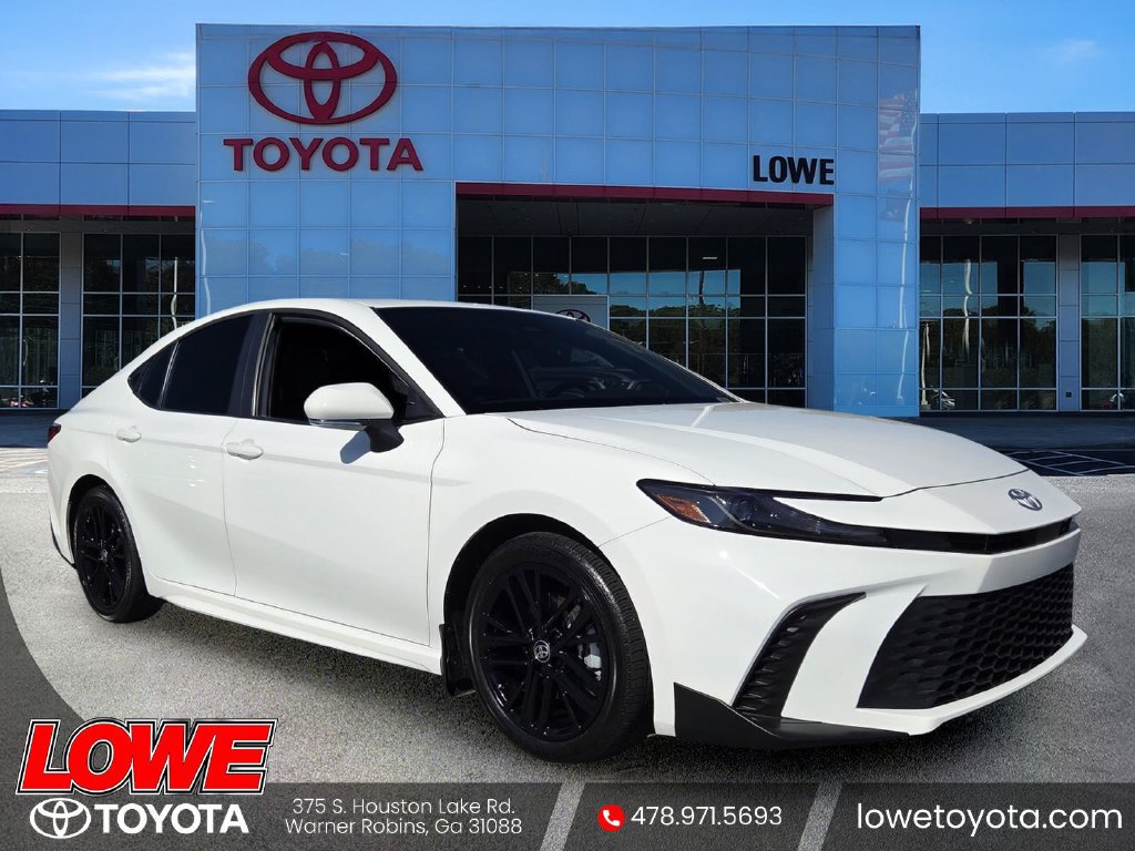 Used 2025 Toyota Camry SE FWD image 1