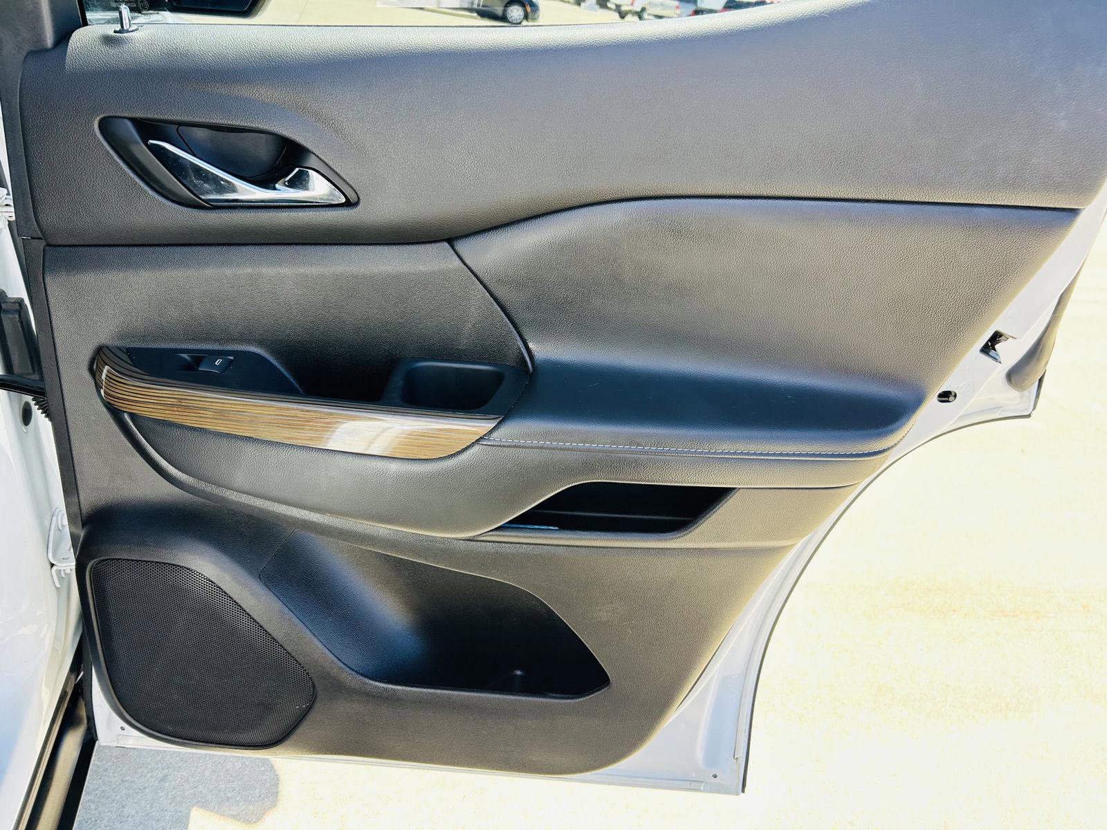 Used 2023 GMC Acadia SLE w/ Driver Convenience Package image 30