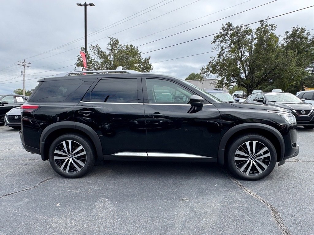 New 2025 Nissan Pathfinder Platinum image 2