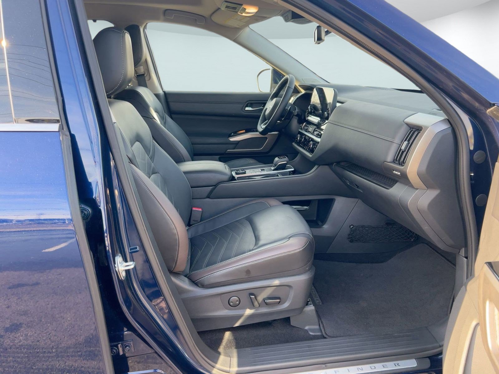 Used 2024 Nissan Pathfinder Platinum w/ Cargo Package image 28