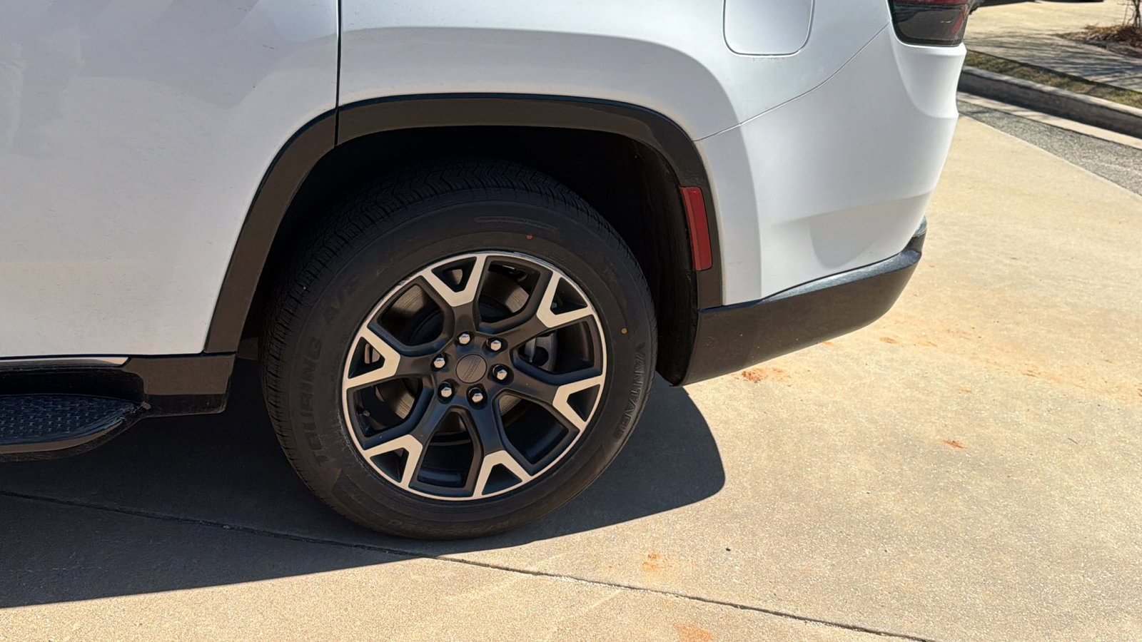 Used 2023 Jeep Wagoneer Series III w/ Preferred Equipment Group image 12