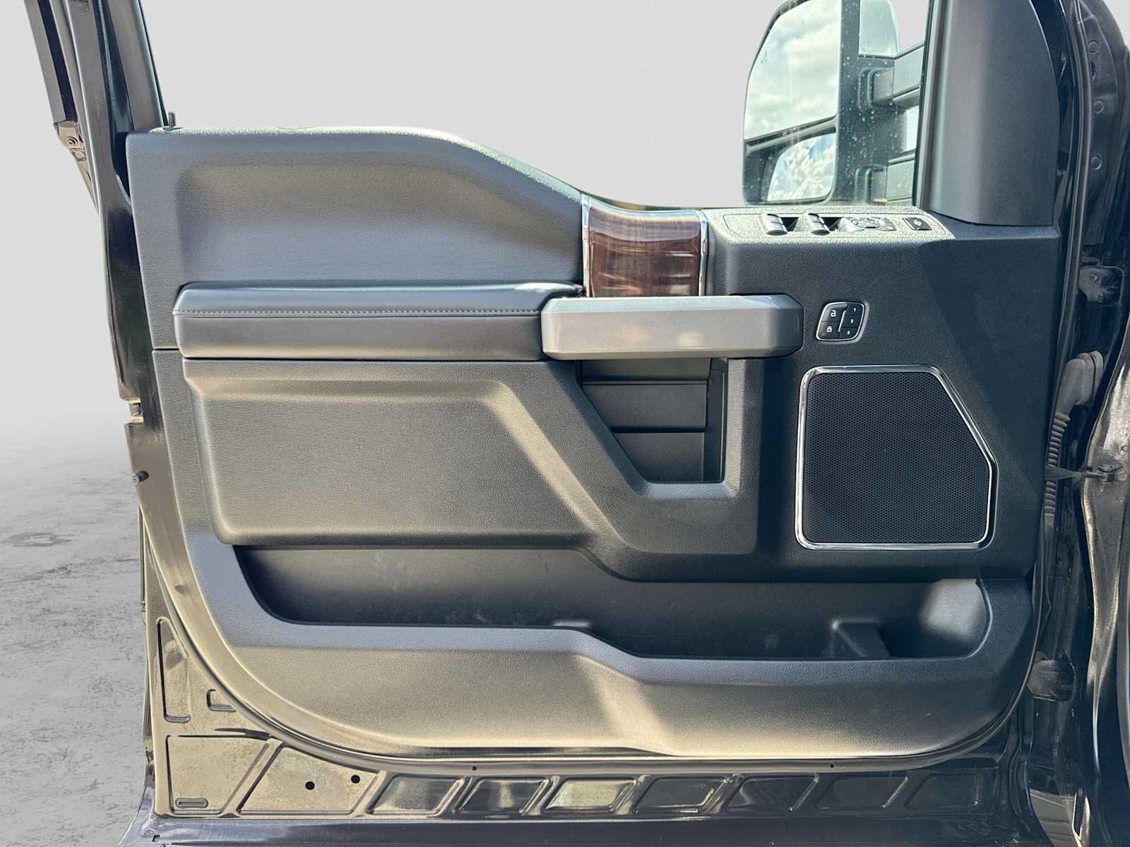 Used 2017 Ford F250 Platinum w/ Platinum Ultimate Package AWD/4WD image 31