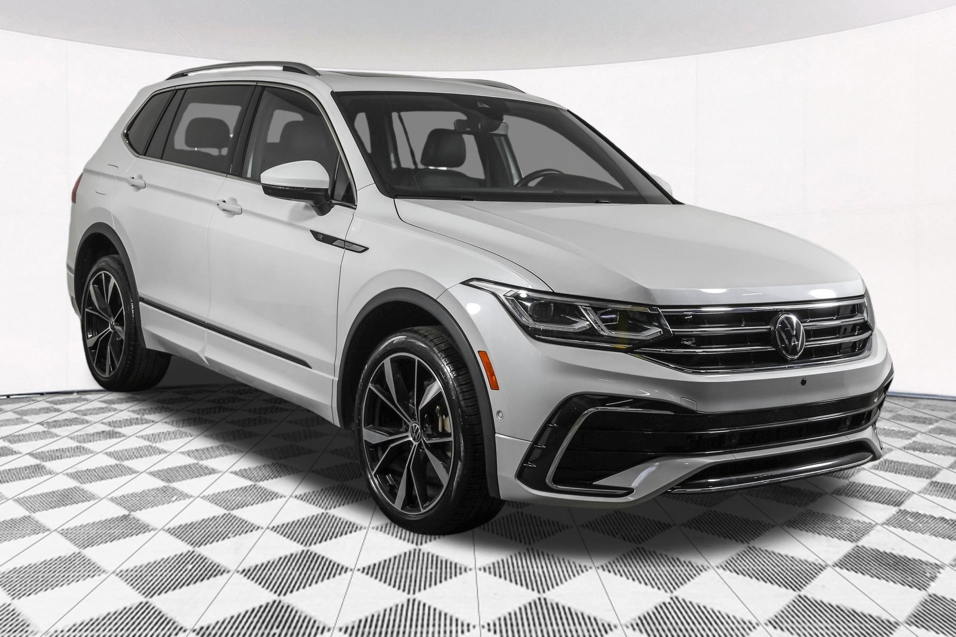 Used 2023 Volkswagen Tiguan SEL R-Line AWD/4WD image 11