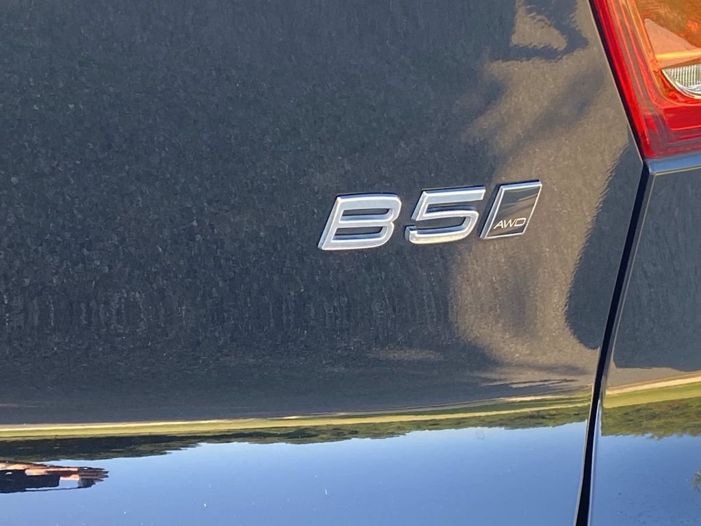 Used 2024 Volvo XC40 B5 Plus AWD/4WD image 6