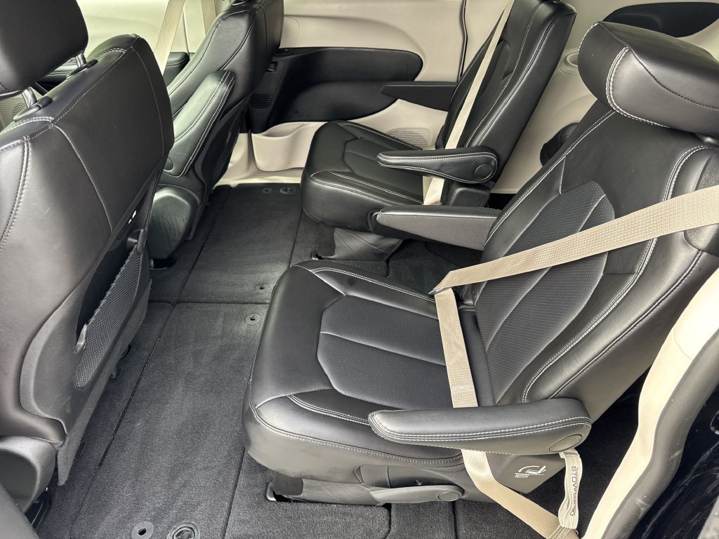 Used 2024 Chrysler Pacifica Touring-L FWD image 20