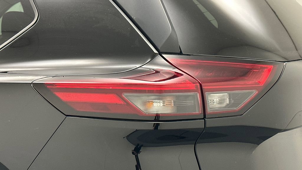 Used 2022 Nissan Rogue S image 21