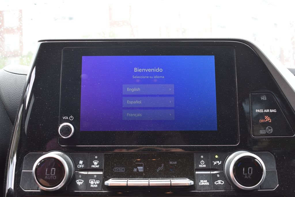 Used 2025 Toyota Highlander LE FWD image 17