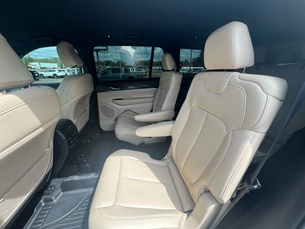 Used 2025 Jeep Grand Cherokee L Limited RWD image 17