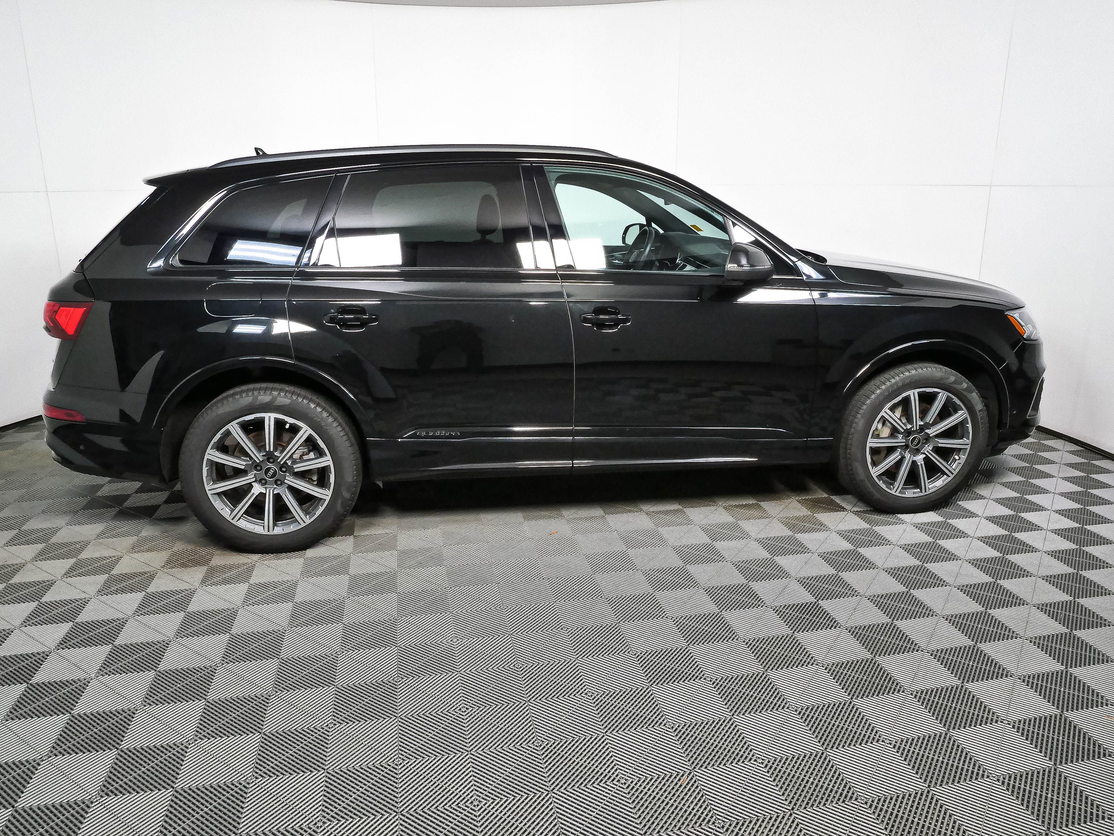 Used 2023 Audi Q7 2.0T Premium Plus w/ Premium Plus Package AWD/4WD image 2
