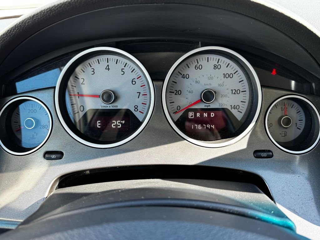 Used 2010 Volkswagen Routan SE image 24