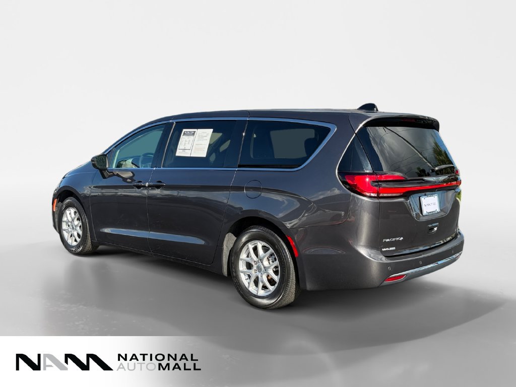 Used 2023 Chrysler Pacifica Touring-L FWD image 3