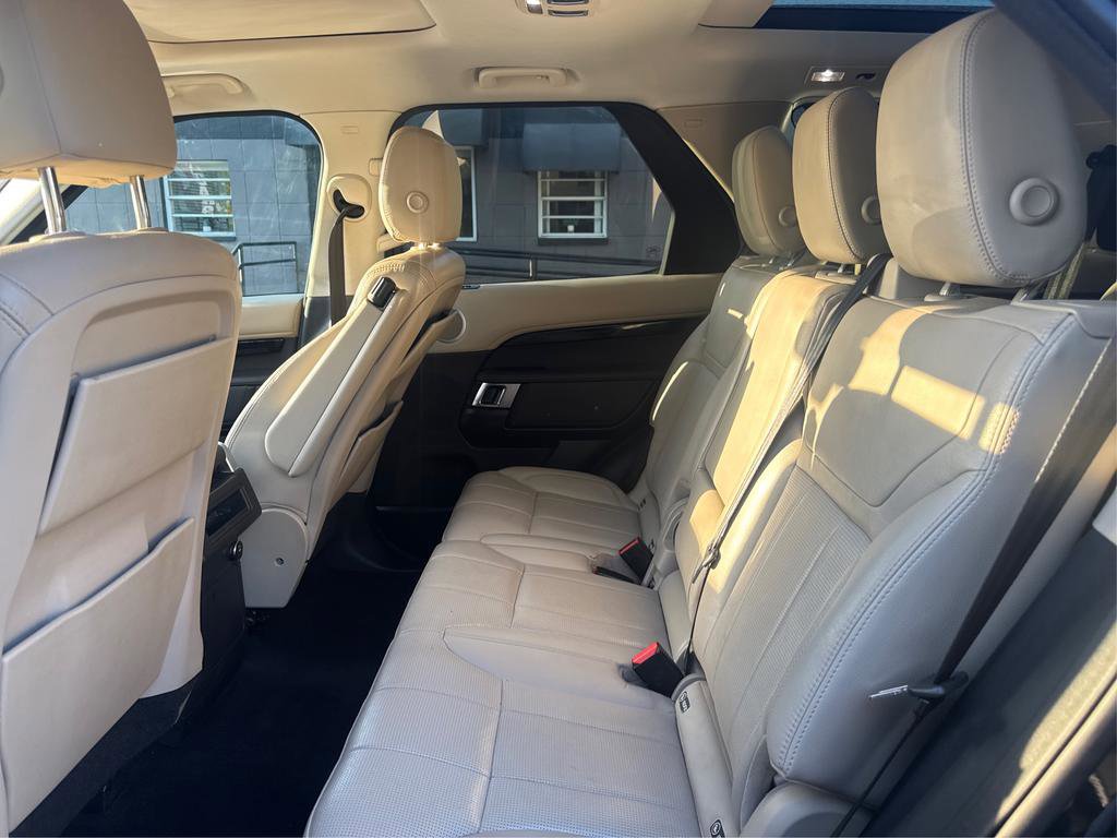 Used 2017 Land Rover Discovery SE AWD/4WD image 10