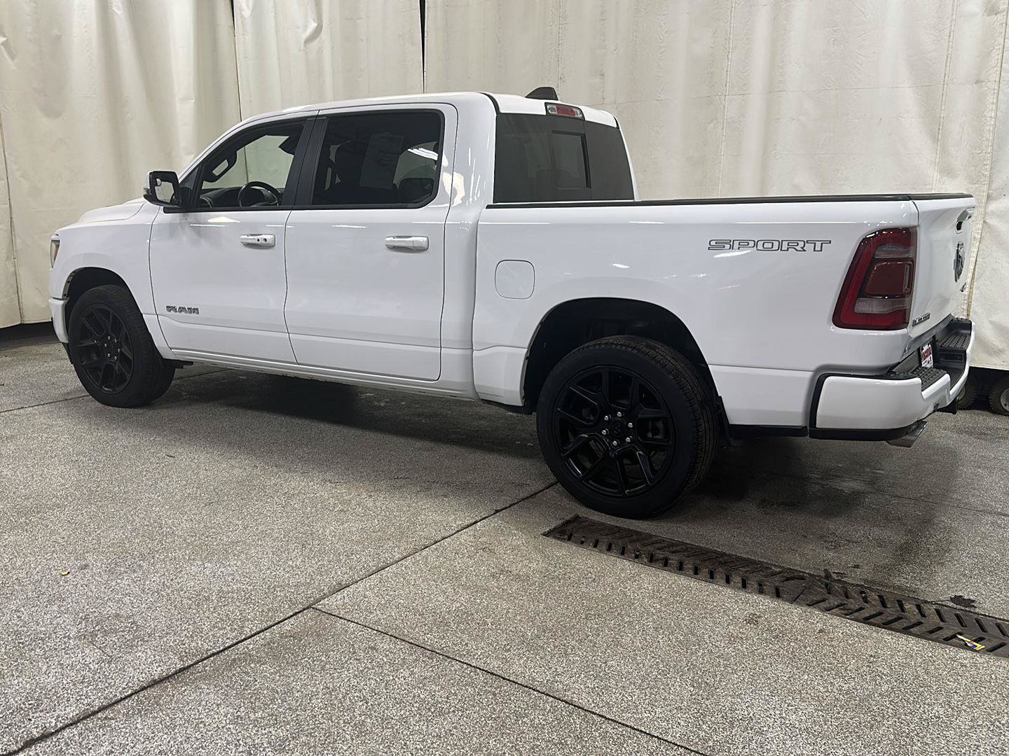 Used 2023 RAM 1500 Laramie AWD/4WD image 3