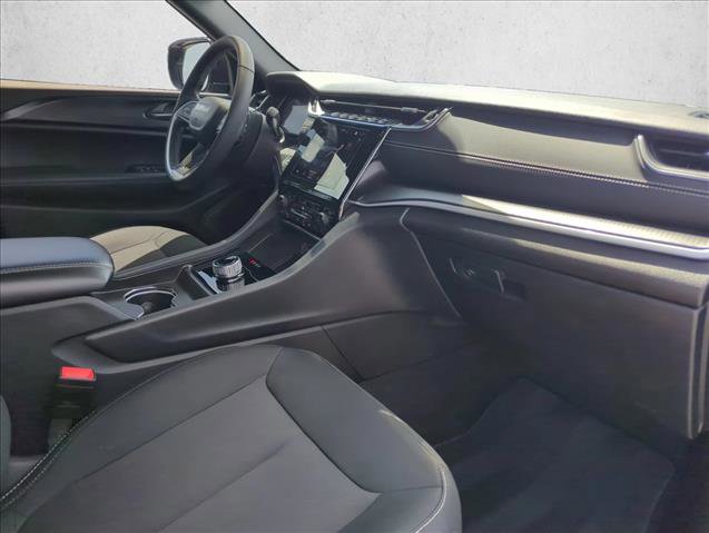 Used 2025 Jeep Grand Cherokee Laredo w/ Luxury Tech Group I RWD image 25