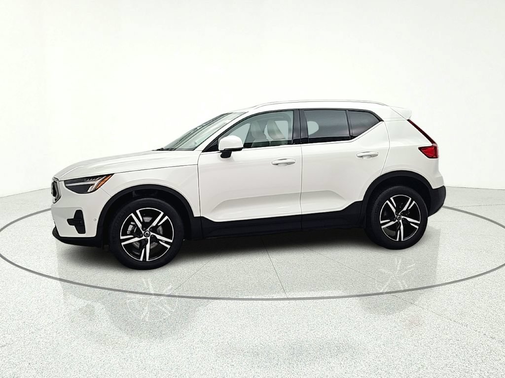 Used 2023 Volvo XC40 B5 Plus AWD/4WD image 4