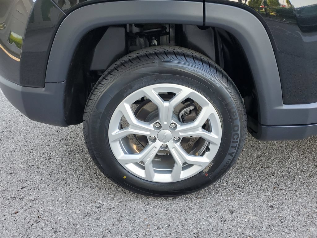 Used 2024 Jeep Compass Latitude AWD/4WD image 5
