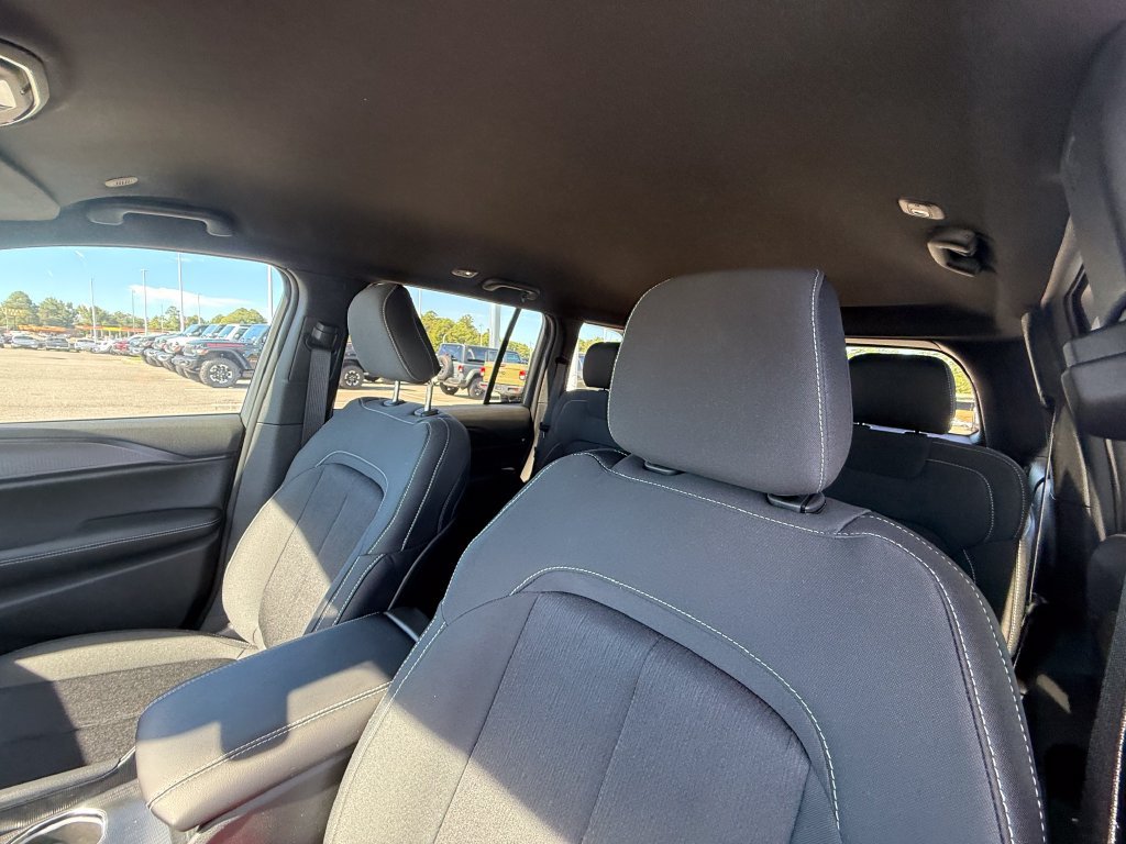 New 2027 Jeep Grand Cherokee Laredo RWD image 21
