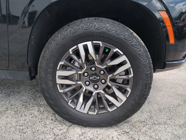 Used 2025 Chevrolet Suburban Z71 AWD/4WD image 11