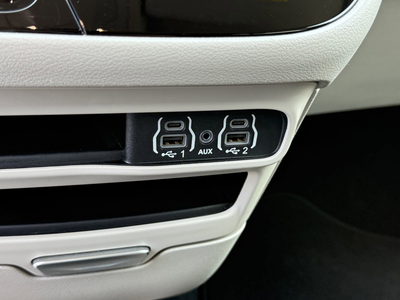 Used 2023 Chrysler Pacifica Touring-L FWD image 29