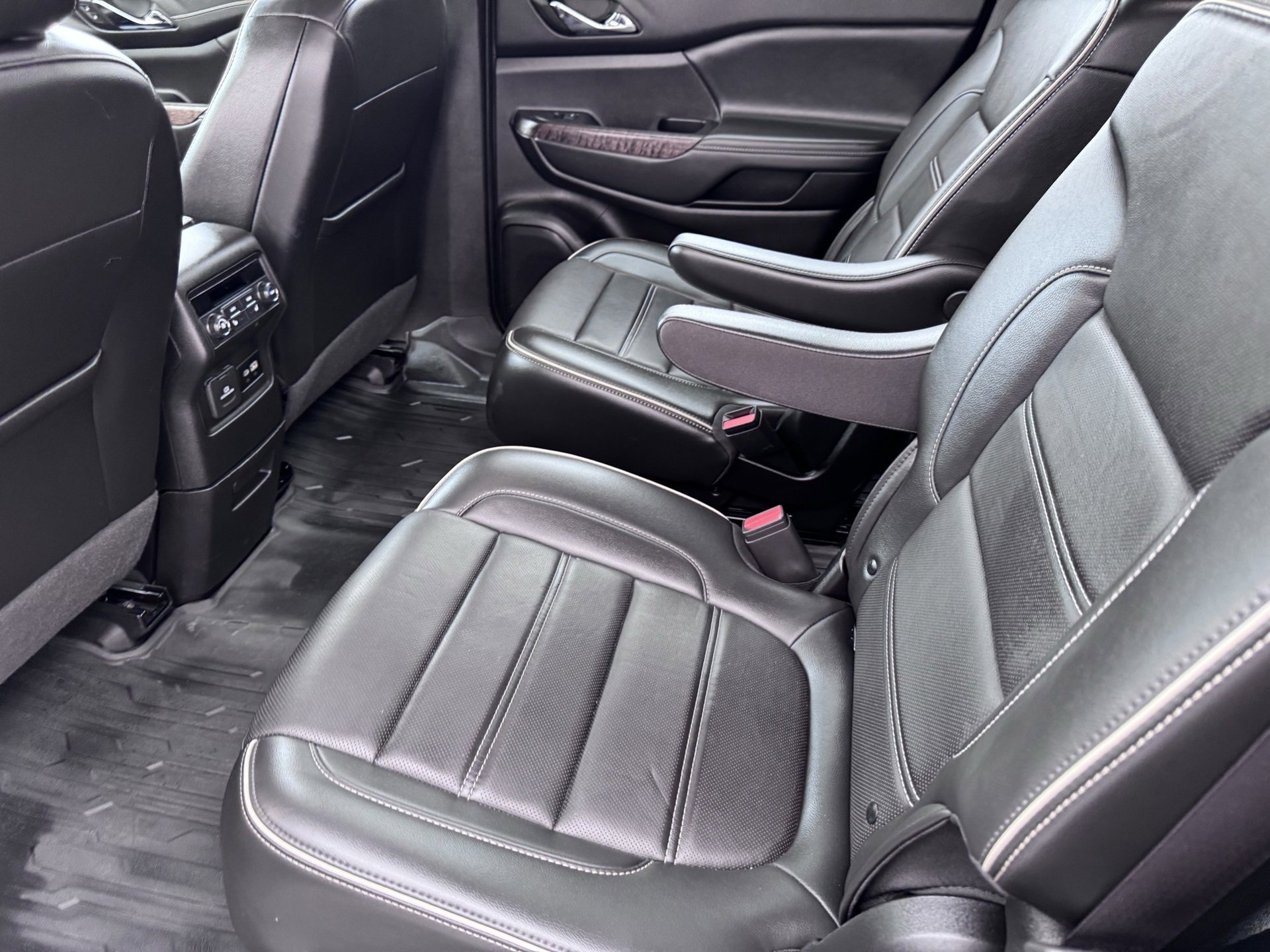 Used 2023 GMC Acadia Denali image 18