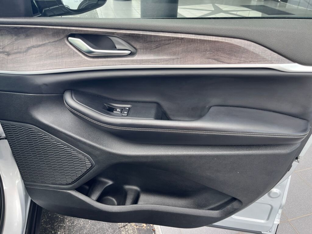 Used 2023 Jeep Grand Cherokee Limited image 31