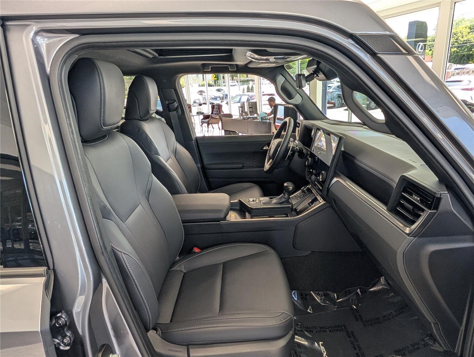 Used 2025 Lexus GX 550 w/ Accessory Package (2T) AWD/4WD image 11