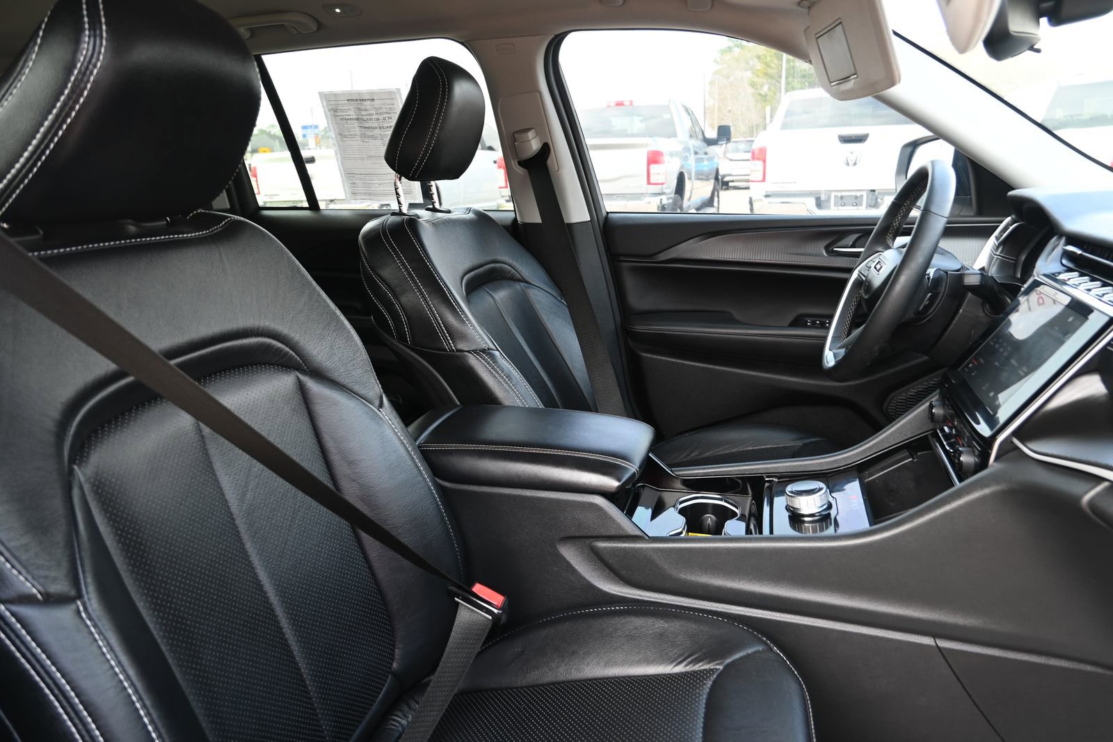 Used 2023 Jeep Grand Cherokee Laredo w/ Luxury Tech Group I image 25