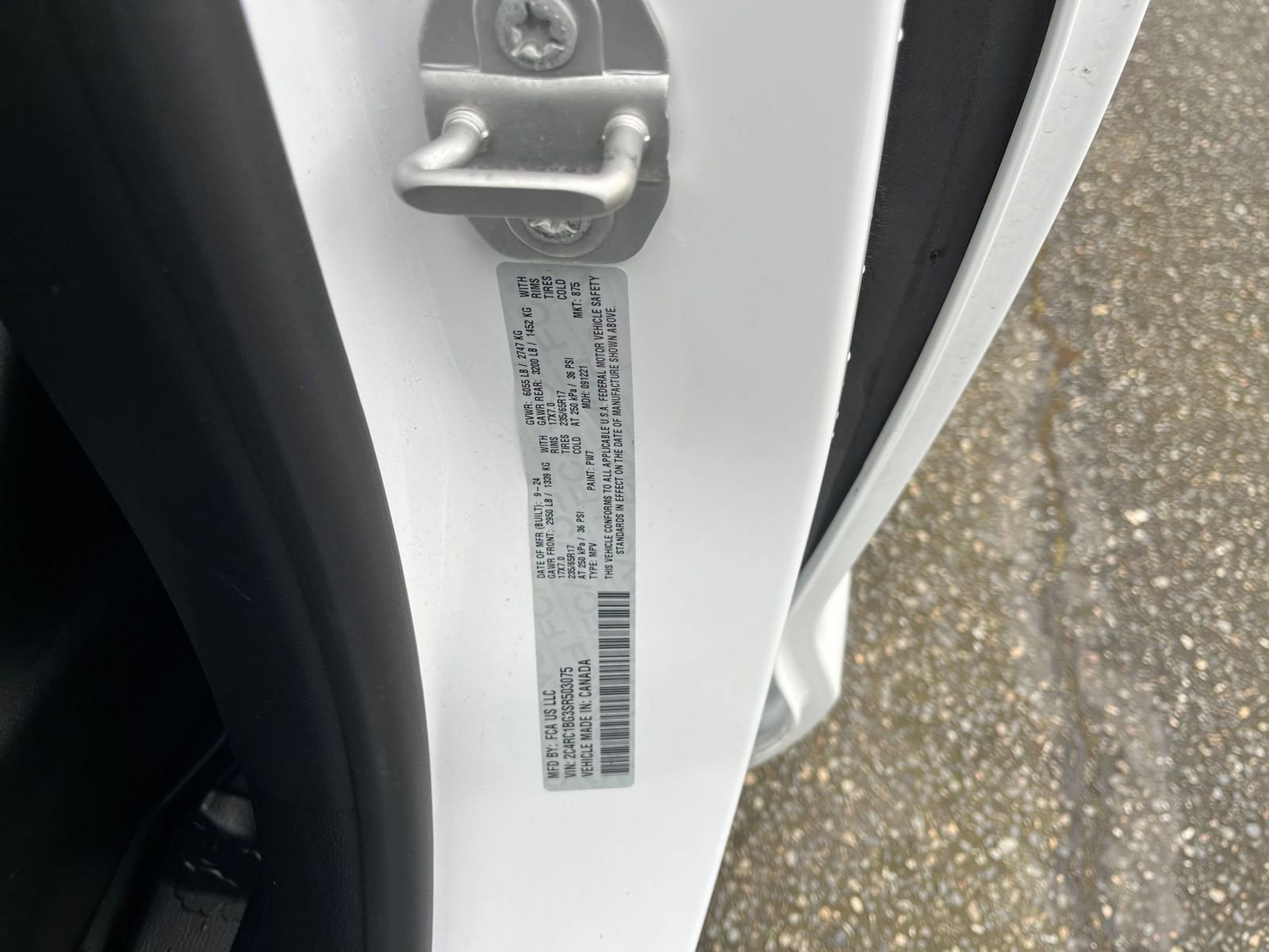 Used 2025 Chrysler Pacifica Select image 32