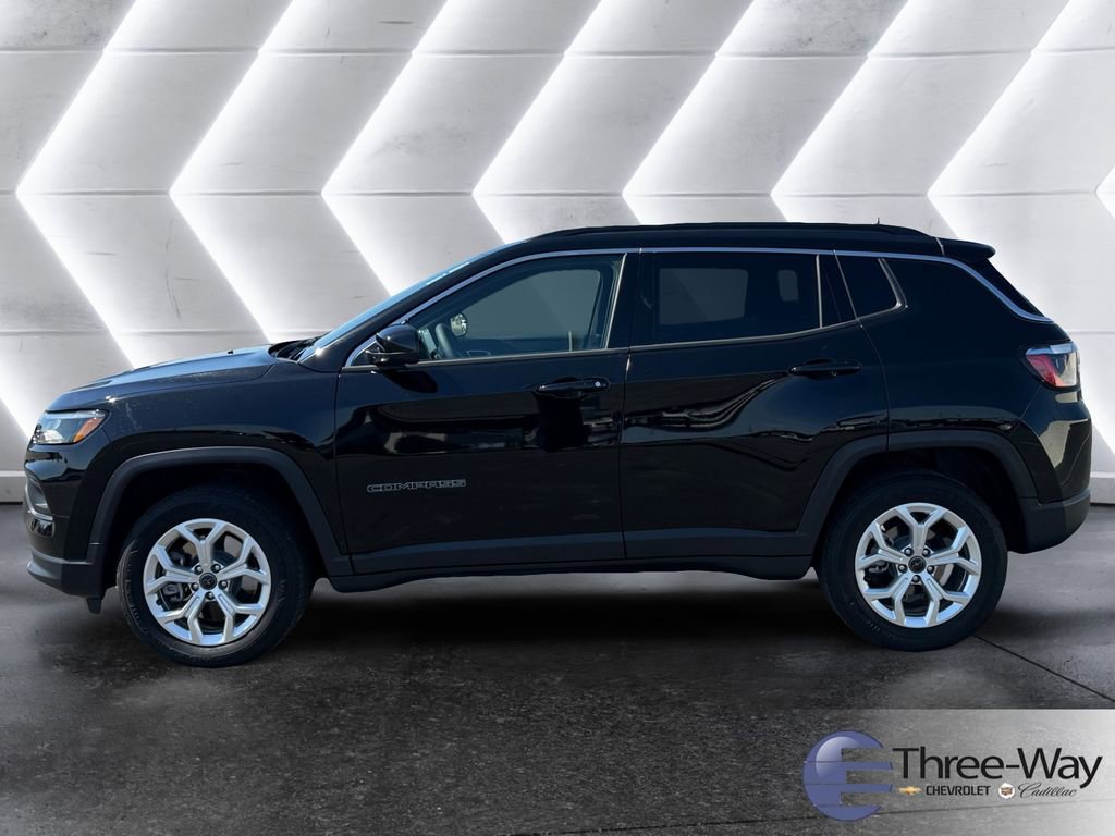 Used 2025 Jeep Compass Latitude image 2