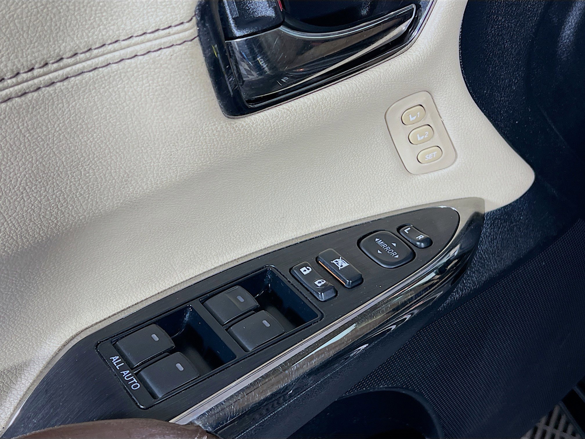 Used 2013 Toyota Avalon Limited FWD image 19