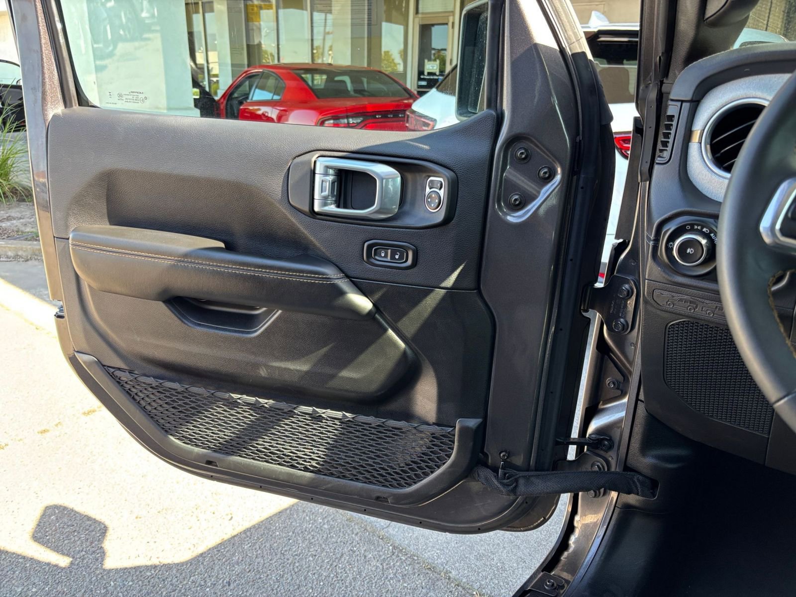 Used 2025 Jeep Wrangler Unlimited Sahara AWD/4WD image 18