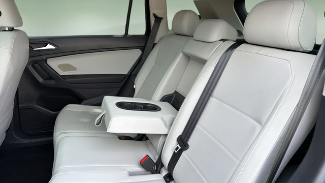 Used 2021 Volkswagen Tiguan SE w/ Panoramic Sunroof Package AWD/4WD image 7