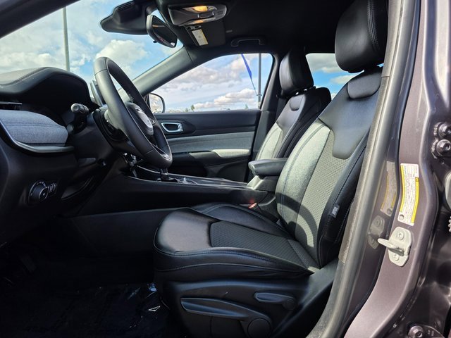 Used 2024 Jeep Compass Latitude image 14