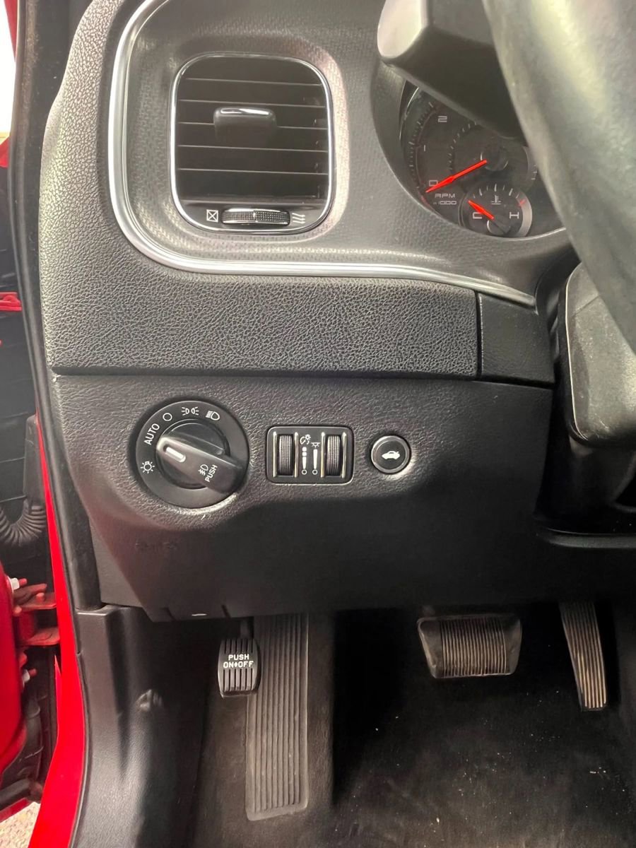 Used 2013 Dodge Charger SXT image 31