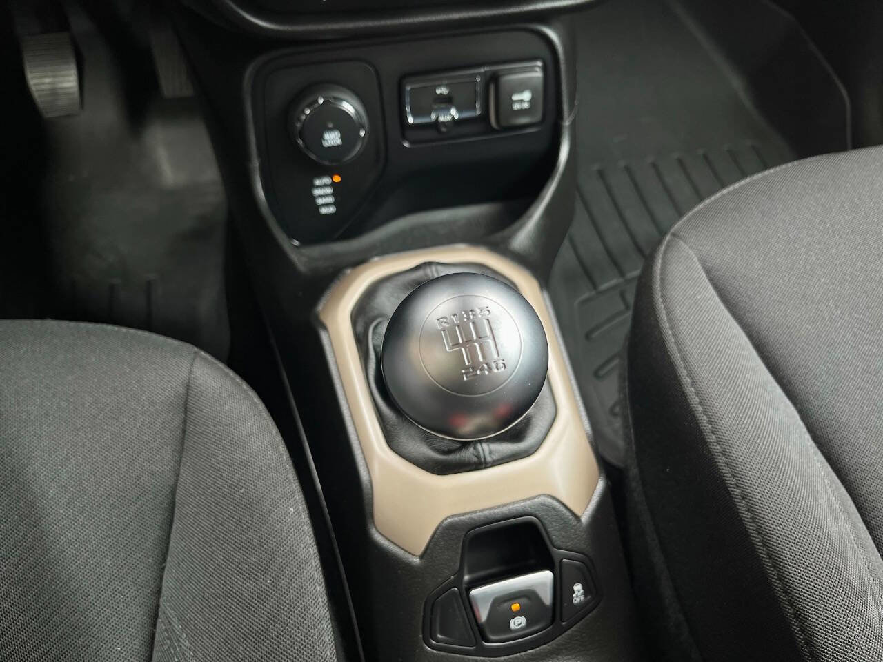 Used 2015 Jeep Renegade Latitude image 29