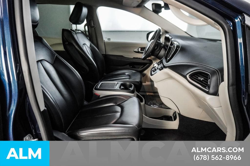 Used 2024 Chrysler Pacifica Select image 21