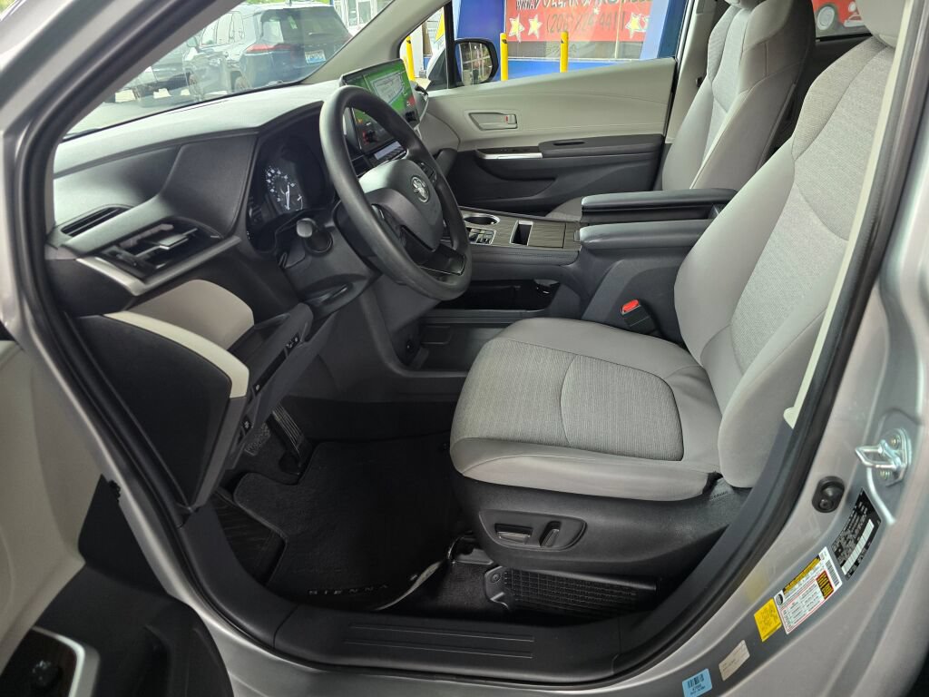 Used 2024 Toyota Sienna LE AWD/4WD image 23