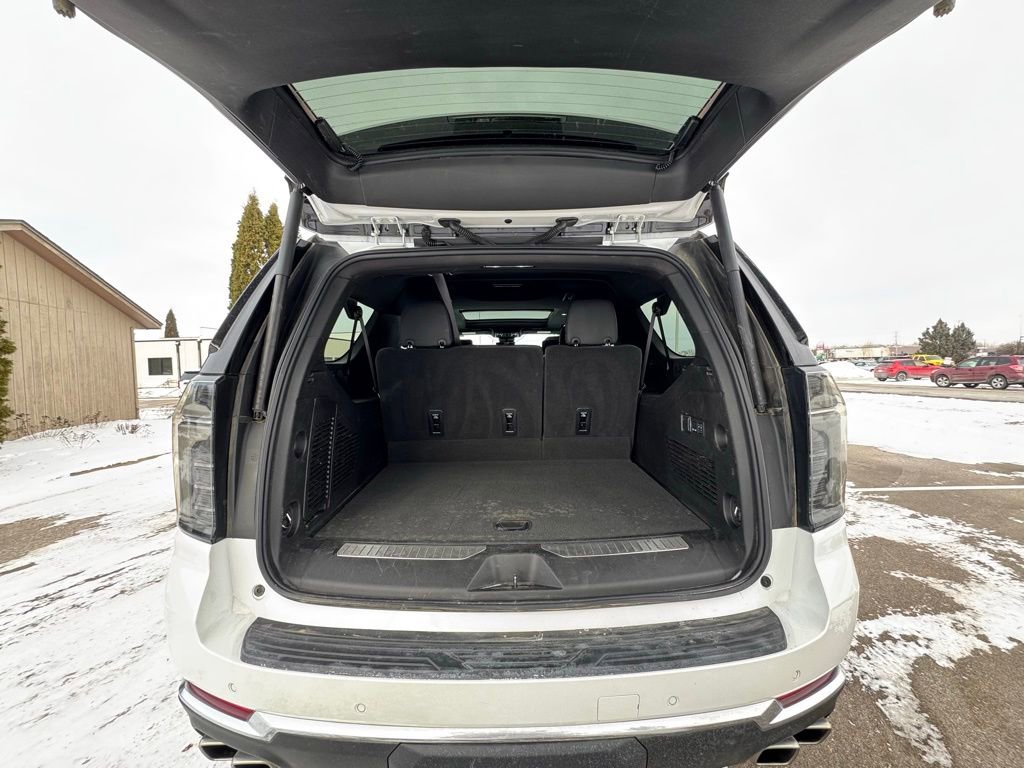 Used 2025 Chevrolet Suburban High Country image 35