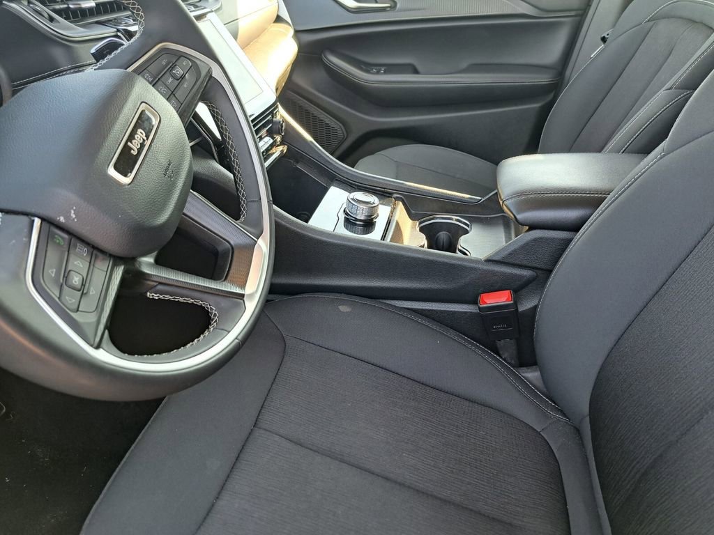 Used 2023 Jeep Grand Cherokee L Laredo image 16