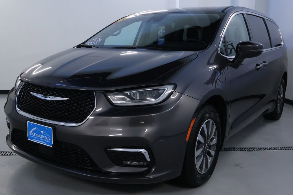 Used 2023 Chrysler Pacifica Touring-L image 3