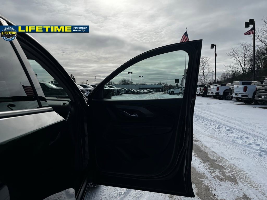 Used 2024 GMC Terrain SLT image 37
