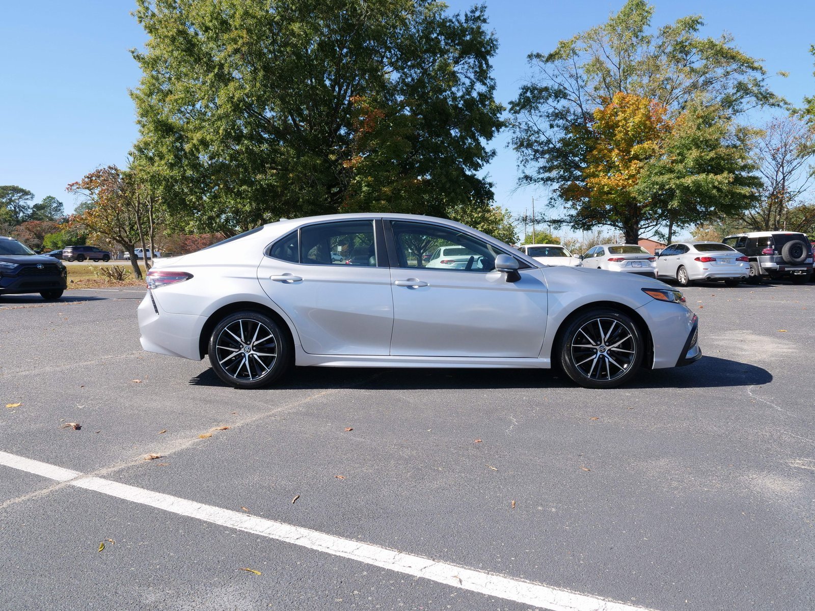Used 2022 Toyota Camry SE w/ Convenience Package image 3